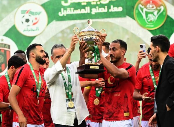Le président de la République remet le trophée de la Coupe d'Algérie 2025 au capitaine de l'USM Alger