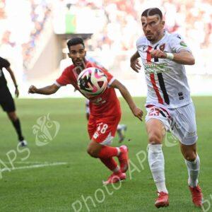 Le président de la République remet le trophée de la Coupe d'Algérie 2025 au capitaine de l'USM Alger