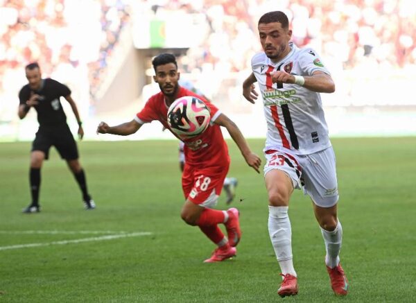 Le président de la République remet le trophée de la Coupe d'Algérie 2025 au capitaine de l'USM Alger
