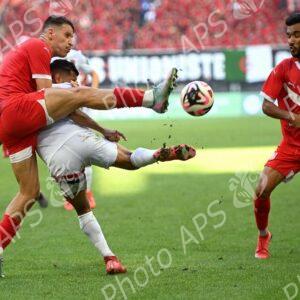 Le président de la République remet le trophée de la Coupe d'Algérie 2025 au capitaine de l'USM Alger