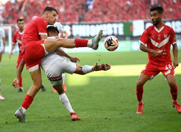 Le président de la République remet le trophée de la Coupe d'Algérie 2025 au capitaine de l'USM Alger