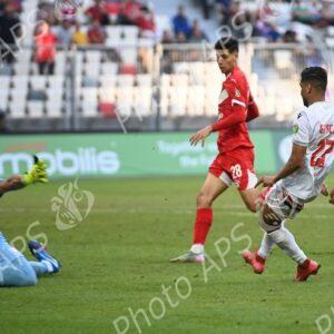 Le président de la République remet le trophée de la Coupe d'Algérie 2025 au capitaine de l'USM Alger
