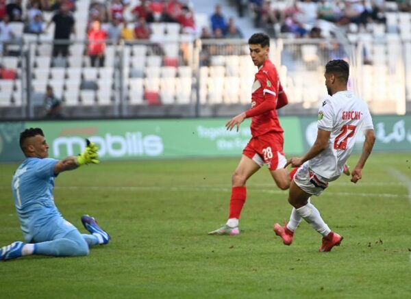 Le président de la République remet le trophée de la Coupe d'Algérie 2025 au capitaine de l'USM Alger
