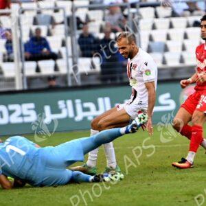 Le président de la République remet le trophée de la Coupe d'Algérie 2025 au capitaine de l'USM Alger