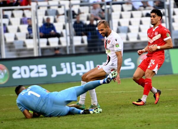 Le président de la République remet le trophée de la Coupe d'Algérie 2025 au capitaine de l'USM Alger