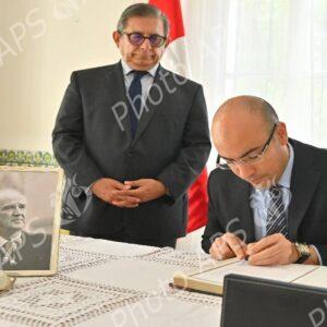 M. Chaib signe le registre de condoléances à l'ambassade du Pérou