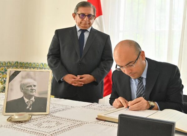 M. Chaib signe le registre de condoléances à l'ambassade du Pérou
