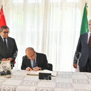 M. Chaib signe le registre de condoléances à l'ambassade du Pérou