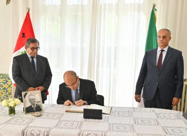 M. Chaib signe le registre de condoléances à l'ambassade du Pérou