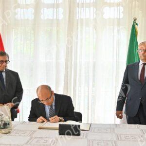 M. Chaib signe le registre de condoléances à l'ambassade du Pérou