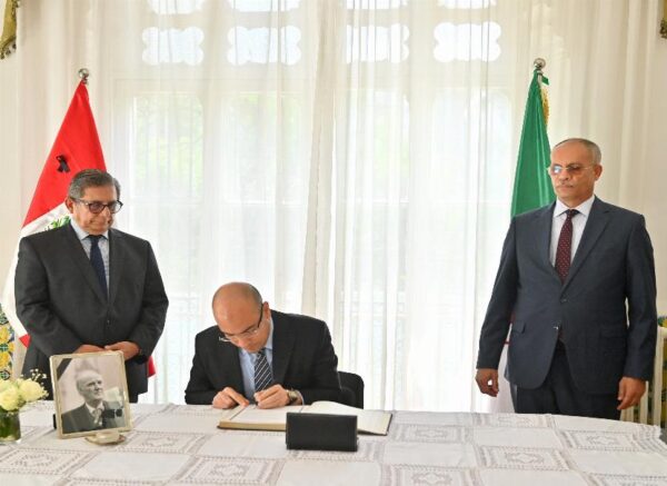 M. Chaib signe le registre de condoléances à l'ambassade du Pérou