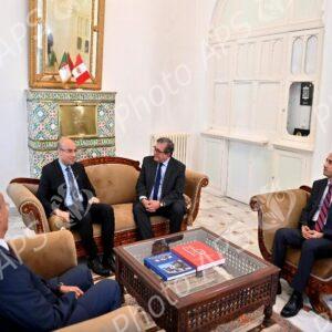 M. Chaib signe le registre de condoléances à l'ambassade du Pérou