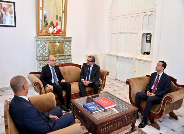M. Chaib signe le registre de condoléances à l'ambassade du Pérou