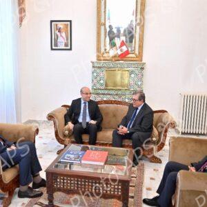 M. Chaib signe le registre de condoléances à l'ambassade du Pérou