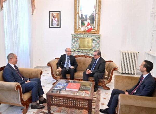 M. Chaib signe le registre de condoléances à l'ambassade du Pérou