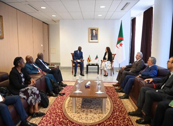 Mme Mansouri reçoit le secrétaire permanent des affaires étrangères et du Commerce international du Zimbabwe