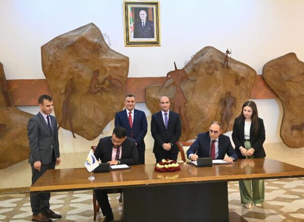 Signature d'une convention-cadre entre le ministère des Affaires étrangères et Algérie Poste