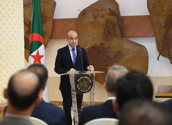 Signature d'une convention-cadre entre le ministère des Affaires étrangères et Algérie Poste
