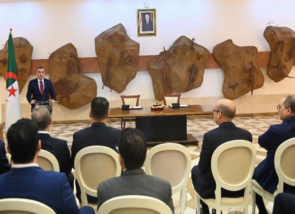 Signature d'une convention-cadre entre le ministère des Affaires étrangères et Algérie Poste