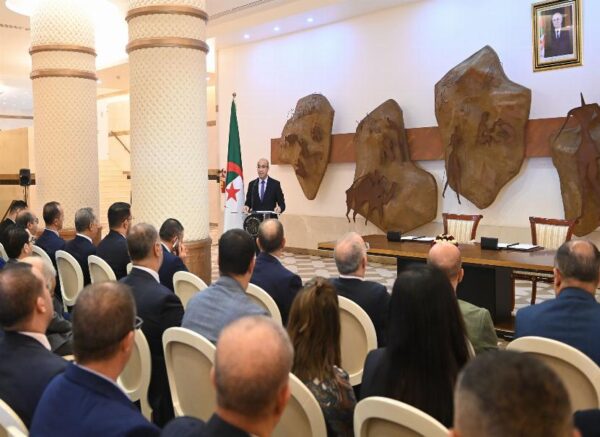 Signature d'une convention-cadre entre le ministère des Affaires étrangères et Algérie Poste