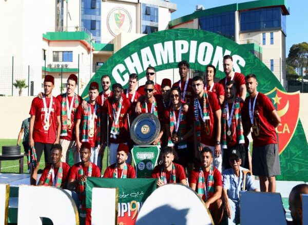 Ligue 1 Mobilis : le MCA reçoit le bouclier de champion d'Algérie 2024-2025