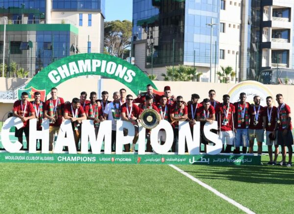 Ligue 1 Mobilis : le MCA reçoit le bouclier de champion d'Algérie 2024-2025