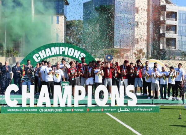 Ligue 1 Mobilis : le MCA reçoit le bouclier de champion d'Algérie 2024-2025