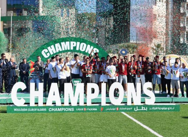 Ligue 1 Mobilis : le MCA reçoit le bouclier de champion d'Algérie 2024-2025