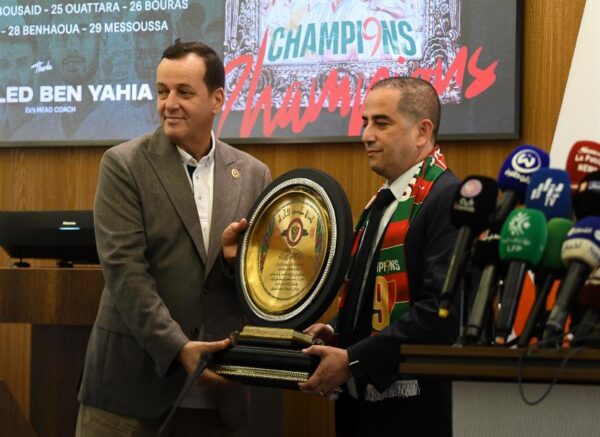 Ligue 1 Mobilis : le MCA reçoit le bouclier de champion d'Algérie 2024-2025