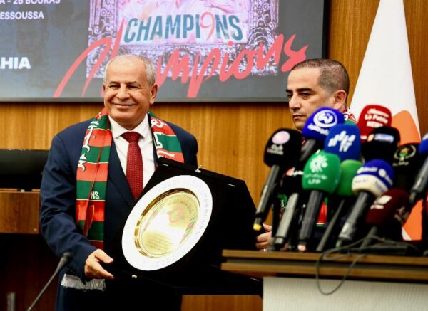 Ligue 1 Mobilis : le MCA reçoit le bouclier de champion d'Algérie 2024-2025