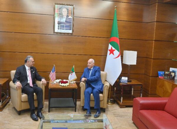 Le ministre des Affaires étrangères reçoit le conseiller principal du président des Etats-Unis pour l'Afrique