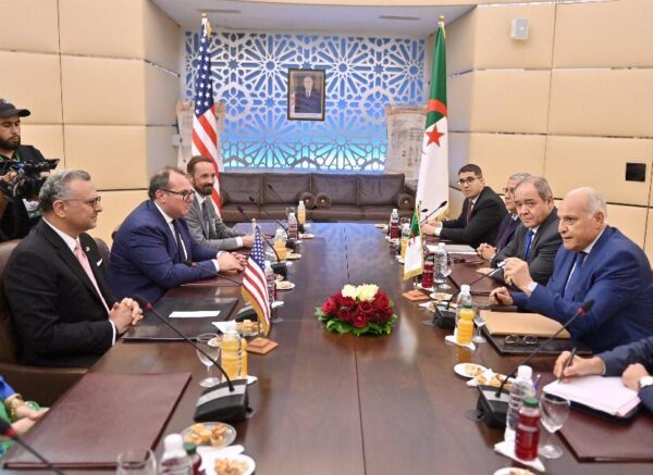 Le ministre des Affaires étrangères s'entretient avec le conseiller principal du président des Etats-Unis pour l'Afrique