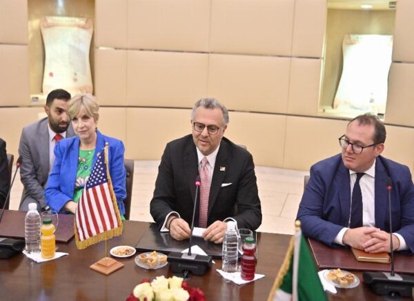Le ministre des Affaires étrangères s'entretient avec le conseiller principal du président des Etats-Unis pour l'Afrique