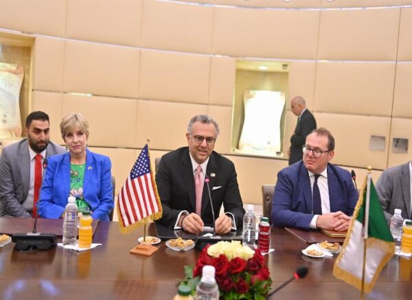 Le ministre des Affaires étrangères s'entretient avec le conseiller principal du président des Etats-Unis pour l'Afrique