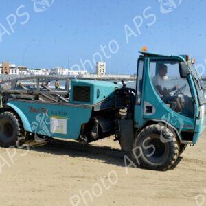 Alger : campagne de nettoiement des plages des algues marines