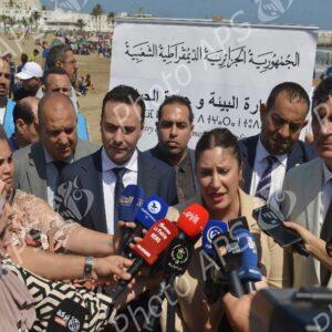 Alger : campagne de nettoiement des plages des algues marines