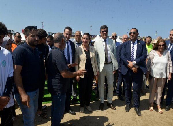 Alger : campagne de nettoiement des plages des algues marines