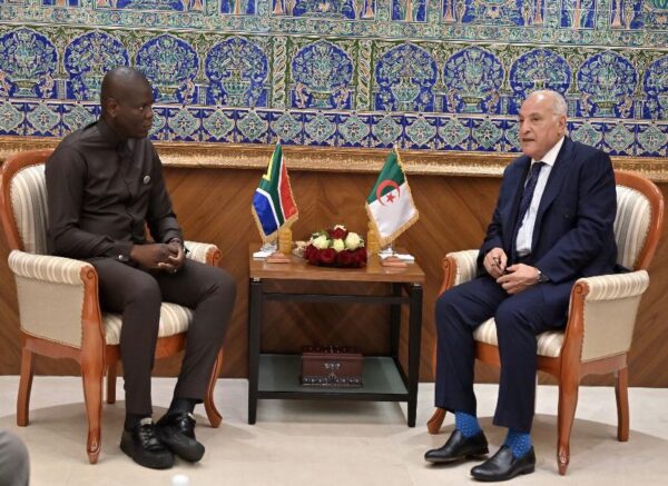 Le ministre des Affaire étrangères reçoit son homologue sud-africain