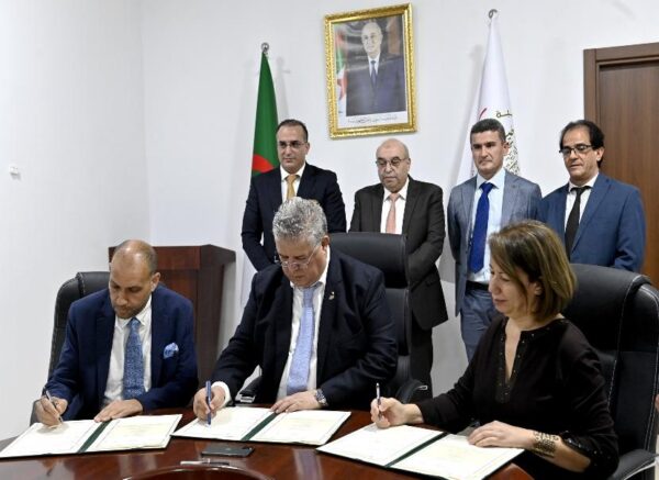 Signature d'une convention de partenariat entre les groupes Saidal et Madar