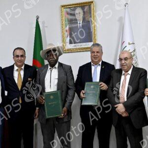 Signature d'une convention de partenariat entre les groupes Saidal et Madar