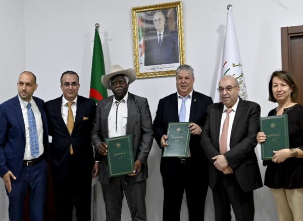 Signature d'une convention de partenariat entre les groupes Saidal et Madar