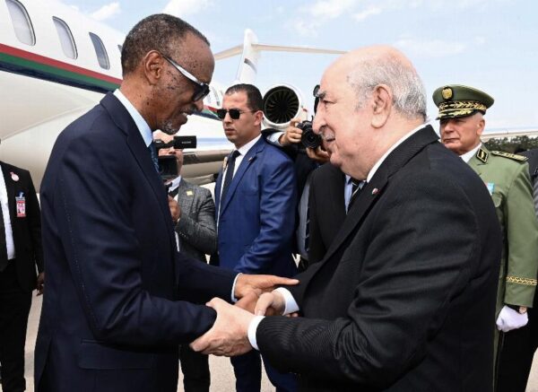 Le président de la République accueille son homologue rwandais à l'aéroport international