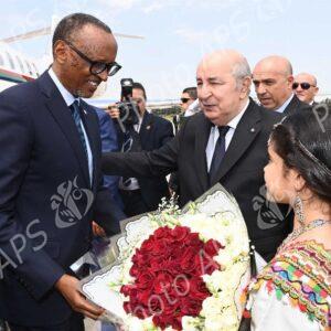 Le président de la République accueille son homologue rwandais à l'aéroport international