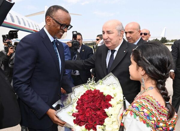 Le président de la République accueille son homologue rwandais à l'aéroport international