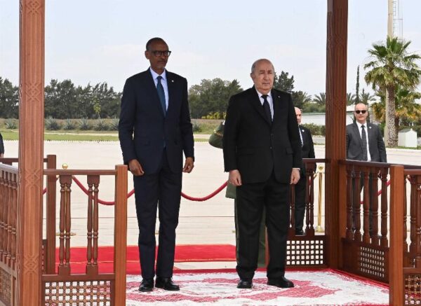 Le président de la République accueille son homologue rwandais à l'aéroport international