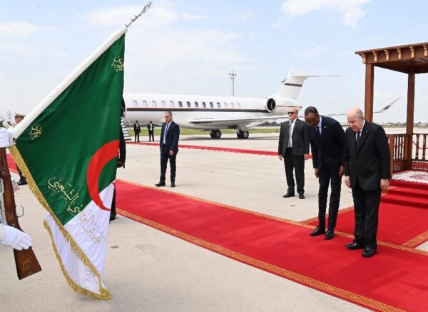 Le président de la République accueille son homologue rwandais à l'aéroport international