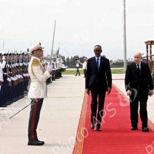 Le président de la République accueille son homologue rwandais à l'aéroport international