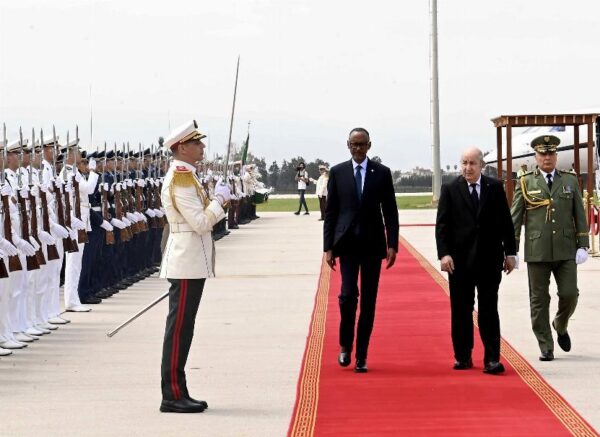 Le président de la République accueille son homologue rwandais à l'aéroport international