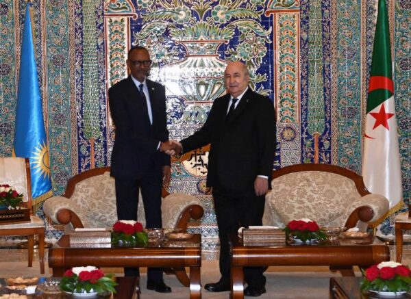 Le président de la République accueille son homologue rwandais à l'aéroport international