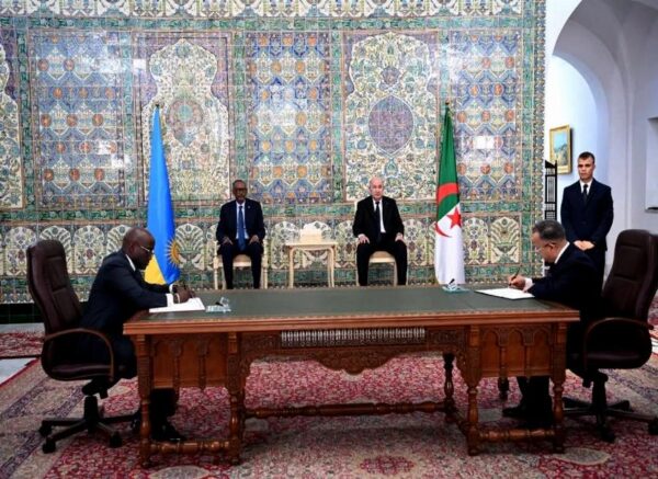 Le président de la République copréside avec son homologue rwandais la cérémonie de signature d'accords et de mémorandums d'entente